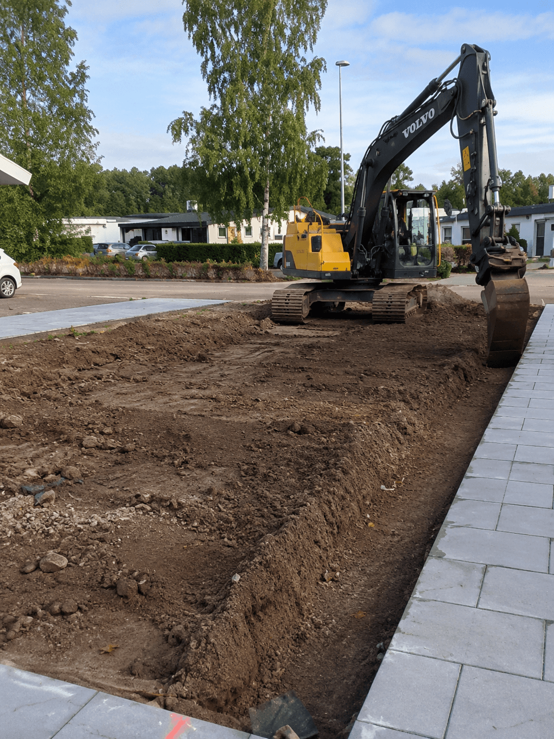 Grävmaskin som förbereder marken vid en infart